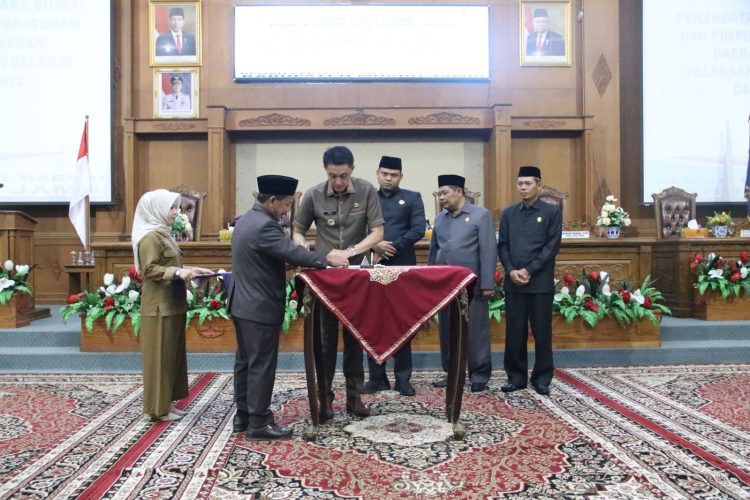 Penjabat Bupati Muaro Jambi Bachyuni Delinasyah SH, MH didampingi Sekretaris Daerah Budhi hartono S, Sos,.MT saat Menghadiri Acara Rapat paripurna yang berlokasi dRuang Sidang utama DPRD kabupaten Muaro Jambi (dok. Kominfo)