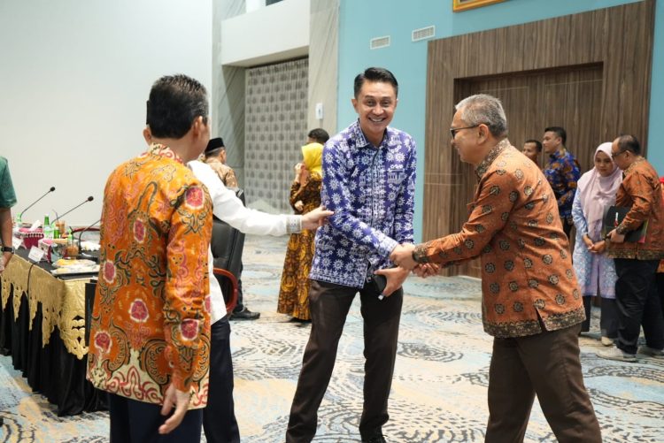 Pj Bupati Muaro Jambi Bachyuni Deliansyah  saat Hadiri Rapat Umum Pemegang Saham (RUPS) Bank 9 Jambi (dok. Kominfo)