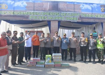 Sekretaris Daerah Muaro Jambi Budhi Hartono S, Sos,. MT Meninjau Pos pengamanan dan pelayanan lebaran 1444 H/2023 M yang terletak di depan Gapura perkantoran Bupati Muaro Jambi (dok. Kominfo)