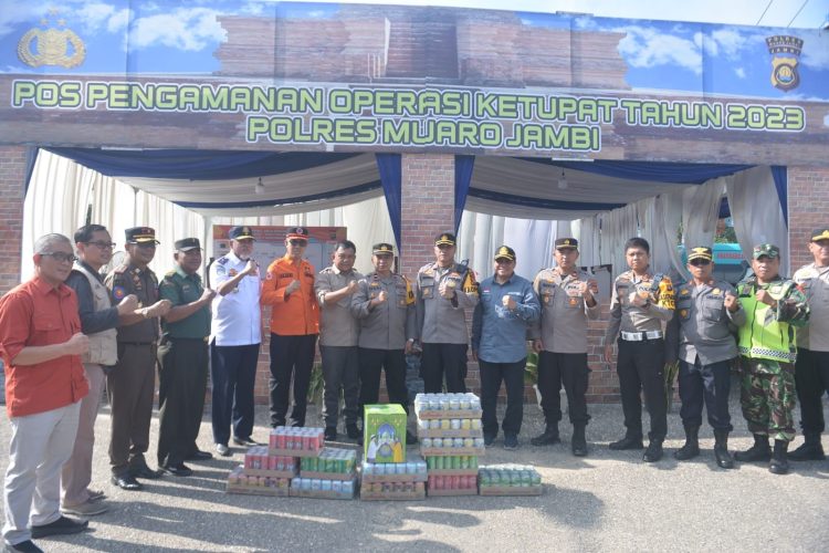 Sekretaris Daerah Muaro Jambi Budhi Hartono S, Sos,. MT Meninjau Pos pengamanan dan pelayanan lebaran 1444 H/2023 M yang terletak di depan Gapura perkantoran Bupati Muaro Jambi (dok. Kominfo)