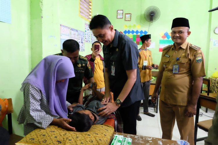 Pj Bupati Muaro Jambi Bachyuni Deliansyah saat Hadiri Sunat Massal yang Diselenggarakan Oleh Majlis Sholawat Subbanul Mubin (dok. Kominfo)