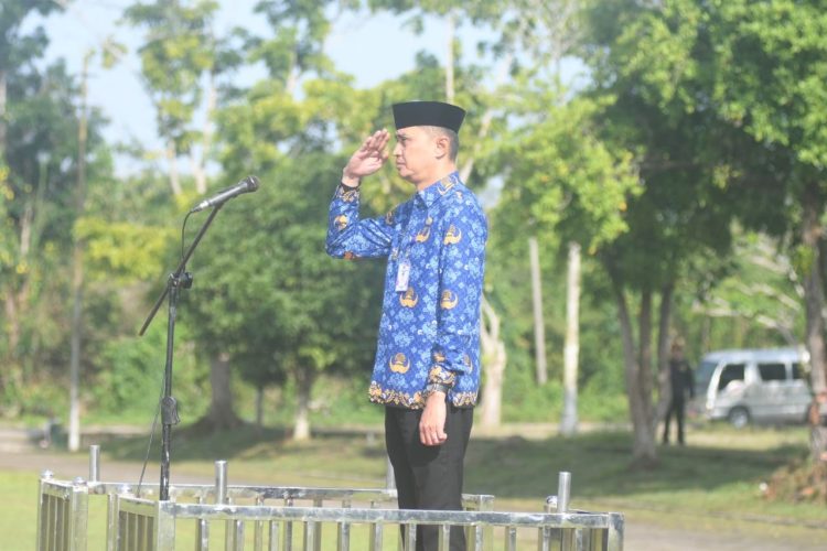 Bachyuni Deliansyah SH.,MH., bertindak menjadi Inspektur Upacara (Irup) pada upacara bendera peringatan Hari Pendidikan Nasional (dok. Kominfo)