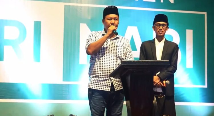 Bupati Romi saat menghadiri Peringatan Hari Lahir Ponpes Jari Nabi yang ke-6, adi Ponpes Jari Nabi Kelurahan Rano, Sabtu Malam (27/5/23). (Dok. Kominfo)