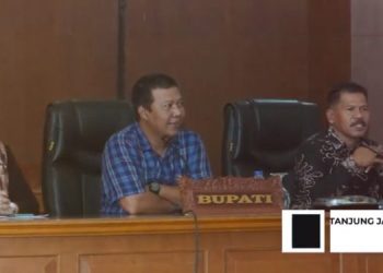Bupati Romi pada Pembekalan Kades Terpilih Pilkades Serentak 2022 Tanjab Timur, Kamis (25/5/2023). (Dok. Kominfo)