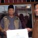 Sekda Salurkan Bantuan Korban Musibah Angin Puting Beliung kepada Warga Desa Teluk Majelis Selasa (16/5/23). (Dok, Kominfo)