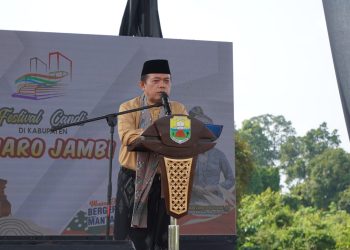 Gubernur saat Pembukaan Festival Candi di Kabupaten Muaro Jambi Tahun 2023, di Danau Gatal Desa Pematang Jering Kab. Muaro Jambi, Minggu (30/07/2023).(Dok. Novriansah - Kominfo)