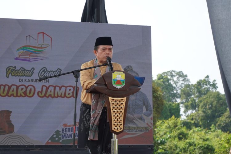 Gubernur saat Pembukaan Festival Candi di Kabupaten Muaro Jambi Tahun 2023, di Danau Gatal Desa Pematang Jering Kab. Muaro Jambi, Minggu (30/07/2023).(Dok. Novriansah - Kominfo)