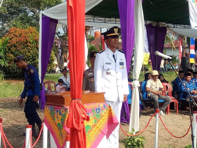 Camat Kuala Jambi Rasyid,SE saat menjadi inspektur ucapara HUT RI ke 78 (dok. Salimbai.id/Gani)