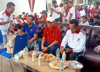 Suherman anggota DPRD Provinsi Jambi saat hadiri jalan sehat di Desa kebon IX (Dok. Salimbai.id/Deni)