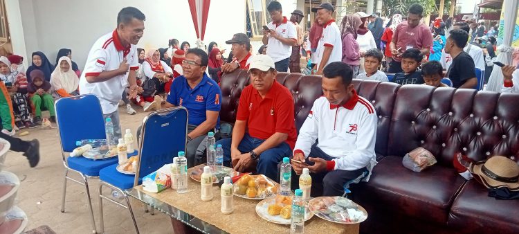 Suherman anggota DPRD Provinsi Jambi saat hadiri jalan sehat di Desa kebon IX (Dok. Salimbai.id/Deni)