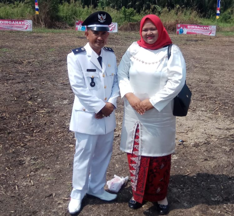 Kepala Desa Teluk Majelis bersama istri (dok. Salimbai.id/Gani)