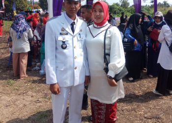 Kepala Desa Majelis Hidayah bersama istri (dok. Salimbai.id/Gani)