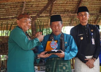 Abdullah Sani saat mengikuti rangkaian kegiatan Festival Bebiduk Besamo Ekspedisi Batanghari di Desa Muaro Pijoan Kabupaten Muaro Jambi, Rabu (02/08/2023). (Foto: Harun -Kominfo)