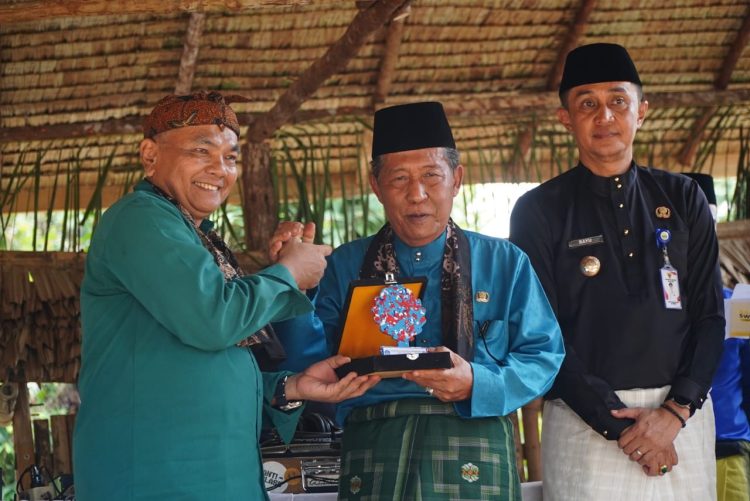 Abdullah Sani saat mengikuti rangkaian kegiatan Festival Bebiduk Besamo Ekspedisi Batanghari di Desa Muaro Pijoan Kabupaten Muaro Jambi, Rabu (02/08/2023). (Foto: Harun -Kominfo)