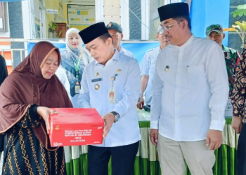 Gubernur Jambi Al Haris menyerahkan bantuan kepada korban kebakaran di Tungkal, Kabupaten Tanjab Barat. Rabu (11/10/2023) (Foto: Riky)