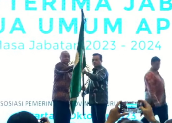 Penyerahan bendera lambang APPSI dari ketua sebelumnya Isran Noor ke Al Haris, di Flores Ballroom Borobudur, Jakarta, pada Senin (02/10/2023).(Foto: Erik -Kominfo)