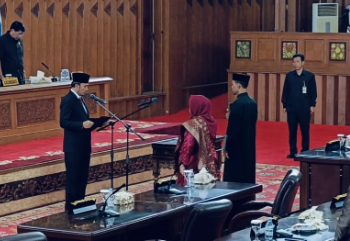 Pelantikan Lilis Ismayani Setia Dewi sebagai Anggota DPRD Provinsi Jambi, di ruang paripurna DPRD Provinsi Jambi pada Rabu (27/09/2023). (Dok Riky)