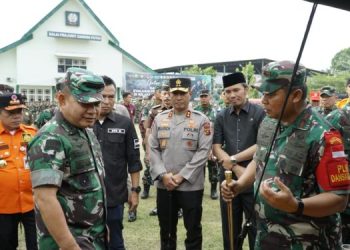 Ketua DPRD Jambi Dampingi Kunker Kasad di Jambi di Lapangan Makorem 042/ Gapu, Kamis (7/9) (dok.hadian)