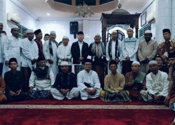 Zulhas dan Gubernur Jambi Al Haris, sholat subuh berjamaah bersama warga di Masjid Jami’ Assa’adah, Thehok, Kota Jambi, Minggu (24/09/2023) (Dok.Riky)