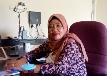 Rita Susanti Kepala Desa Talang Kerinci saat berada di ruangan kantor desa (dok. Salimbai.id/Deni)