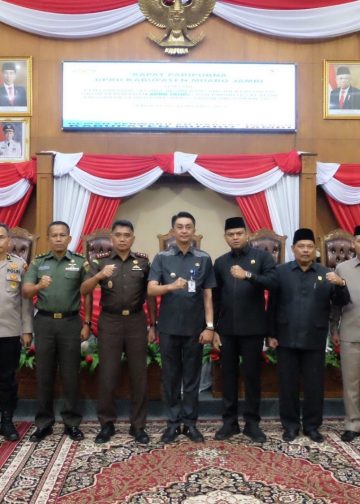 Pj Bupati Muaro Jambi saat foto bersama Anggota DPRD Muaro jambi (DOK. HUMAS)