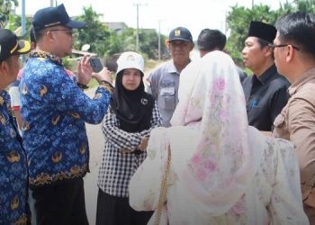 Peninjauan Proyek Peningkatan Jalan Opril Jembatan Bagian Timur, di Kecamatan Muara Sabak Timur, Kamis (22/5/23). (Dok. Humas DPRD)