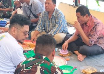 Sekretaris dan Anggota DPRD Kabupaten Tanjung Jabung Timur, Drs. Berilyan dan H. Syamsu, turut hadir dalam acara Festival Sumbun Kampung Laut tahun 2023 yang diadakan pada Minggu (18/6/23). [Foto: Humas DPRD]