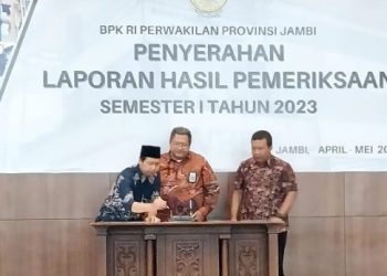 Ketua DPRD Tanjung Jabung Timur Dampingi Bupati Terima Penghargaan WTP di Gedung BPK RI Provinsi Jambi pada Jumat, (19/5/23). (Dok. Rizon)