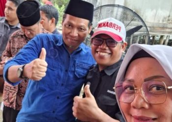 Mahrup mendampingi Bupati Romi Hariyanto pada kegiatan penanaman mangrove di Desa Lambur Luar, Senin (15/5/23). (Dok. Rizon)