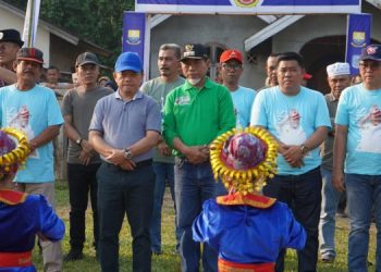 Gubernur Jambi saat membuka Turnamen Sepak Bola Al Haris Cup Tahun 2023, di Lapangan Desa Pulau Rengas Kecamatan Bangko Barat Kabupaten Merangin, Sabtu (02/09/2023). (Dok, Novriansyah - Kominfo)