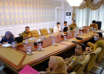 Wagub mengikuti Rakor Pengendalian Inflasi Tahun 2023 FC bersama Mendagri RI secara virtual di Ruang Vidcon Rumah Dinas Gubernur Jambi, Senin (04/09/2023). (Foto : Sopbirin -Kominfo)