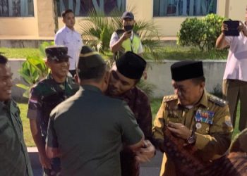 Edi Purwanto sambut kedatangan Kasad Jenderal TNI, Dudung Abdurachman, di VIP Room Bandara Sultan Thaha Jambi, Rabu (6/9/23). (Dok. Humas DPRD)