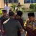 Edi Purwanto sambut kedatangan Kasad Jenderal TNI, Dudung Abdurachman, di VIP Room Bandara Sultan Thaha Jambi, Rabu (6/9/23). (Dok. Humas DPRD)