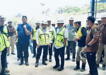 Al Haris Dampingi Jusuf Kalla Tinjau Proyek PLTA Kerinci Merangin Hidro di Kecamatan Batang Merangin, Kabupaten Kerinci, Rabu (13/09/2023). (Dok. Riky)