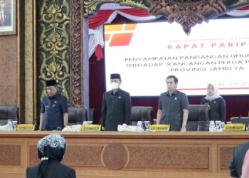 Rapat paripurna agenda penyampaian pandangan umum fraksi-fraksi terhadap Rancangan Perda Perubahan APBD Provinsi Jambi, di Gedung DPRD Provinsi Jambi Selasa (19/9). (Dok. Hadian)