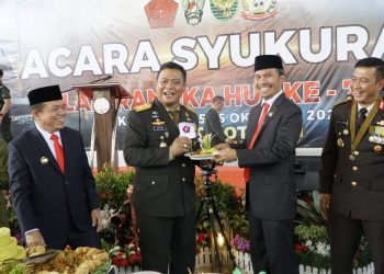 Ketua DPRD Provinsi Jambi, Edi Purwanto saat menghadiri upacara dan syukuran dalam peringatan Dirgahayu TNI di Makorem 042/ Gapu (dok. humas)