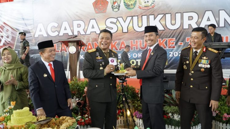 Ketua DPRD Provinsi Jambi, Edi Purwanto saat menghadiri upacara dan syukuran dalam peringatan Dirgahayu TNI di Makorem 042/ Gapu (dok. humas)