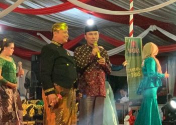 Ketua DPRD Provinsi Jambi, Edi Purwanto bersama Danrem 042/Gapu, Brigjen TNI Supriono, PJU Korem saat menghadiri acara pagelaran wayang kulit lakon bimo krido di Lapangan Makorem 042/Gapu, Jumat (6/10) (Dok. Tami)