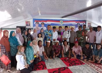 Foto bersama ketika Musrembang kelurahan selesai dilaksanakan di Saung Santung dan dihadiri Camat Kuala Jambi (dok. Salimbai.id/Gani)