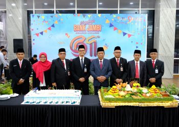 Pemotongan tumpeng pada peringatan HUT ke-61 BPD Jambi di Gedung Mahligai Bank 9 Jambi Telanai Pura, Kota Jambi, Senin (08/01/2024). (Dok. Sobirin - Kominfo)