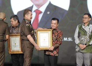 Gubernur Al Haris Terima langsung Penghargaan R. Soeprapto Award Tahun 2024 di Hotel Aston Sentul Lake Resort and Conference Bogor Provinsi Jawa Barat, Kamis (11/01/2024). (Dok. Kominfo)