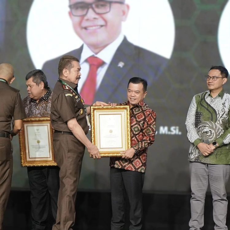 Gubernur Al Haris Terima langsung Penghargaan R. Soeprapto Award Tahun 2024 di Hotel Aston Sentul Lake Resort and Conference Bogor Provinsi Jawa Barat, Kamis (11/01/2024). (Dok. Kominfo)