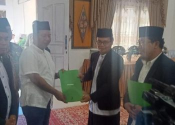 Romi Hariyanto saat menyerahkan SK MUI Di setiap kecamatan Se-Tanjab Timur (dok. Hd)