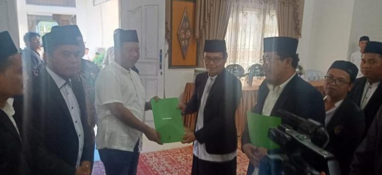 Romi Hariyanto saat menyerahkan SK MUI Di setiap kecamatan Se-Tanjab Timur (dok. Hd)