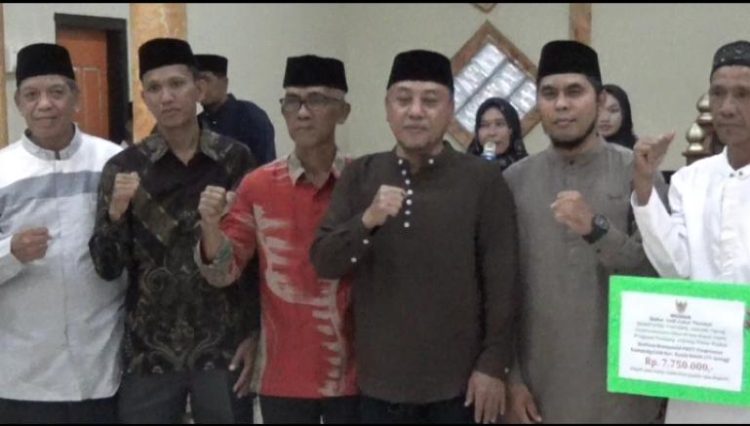 Sekda Tanjabtim saat melaksanakan safari Ramadan di Desa Majelis Hidayah (Dok. Hd)