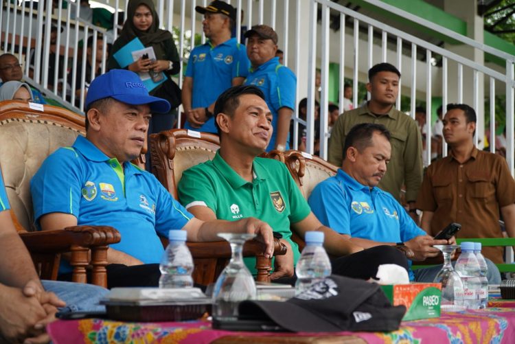 Gubernur saat Pembukaan Gubernur Cup Tahun 2024 di Stadion Koni Muara Bulian, Kabupaten Batanghari, Minggu (14/01/2024) (Foto : Harun - Kominfo)