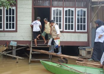 Gubernur Jambi, Al Haris didampingi Kadis Sosial Provinsi Jambi dan Kadis Sosial Kota Jambi meninjau warga terdampak banjir di Kelurahan Kasang, Sijenjang dan seberang Kota Jambi, Rabu (17/01/2024) (Foto: Rtit - Kominfo)