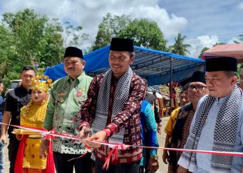 Ketua DPRD Jambi saat Potong Pita Peresmian Masjid Raya di Dusun Bangka Keloyang, Kecamatan Pelepat, Kabupaten Bungo, Kamis (18/1). (Dok. hadian -Humas)