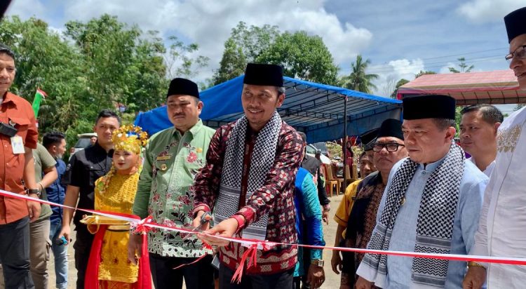 Ketua DPRD Jambi saat Potong Pita Peresmian Masjid Raya di Dusun Bangka Keloyang, Kecamatan Pelepat, Kabupaten Bungo, Kamis (18/1). (Dok. hadian -Humas)