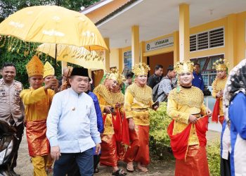 Gubernur Al Haris mengunjungi SMK Negeri 8 Bungo, Kamis (18/01/2024). (Foto: Erict Kominfo)